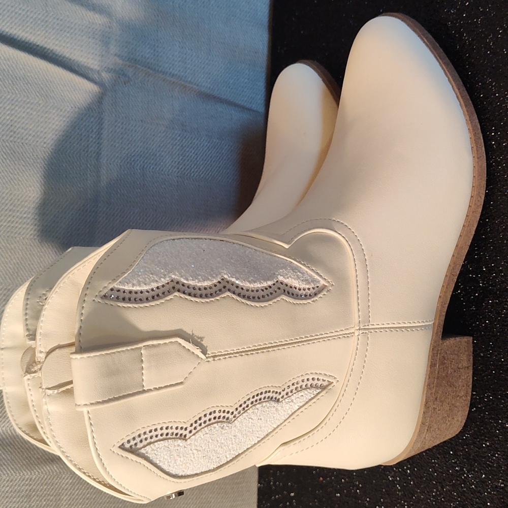 Madden NYC Boots - Picture 2 of 9